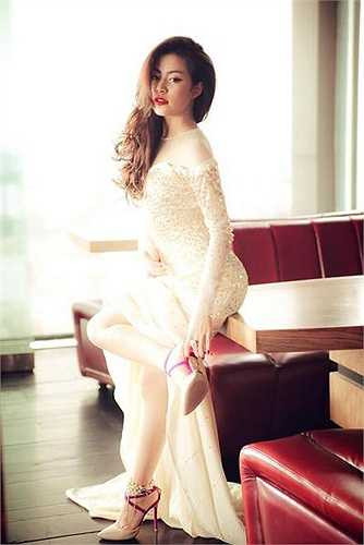 Dù ăn mặc khá kín đáo nhưng Hoàng Thùy Linh vẫn khoe được thân hình gợi cảm với nhưng đường cong quyến rũ.