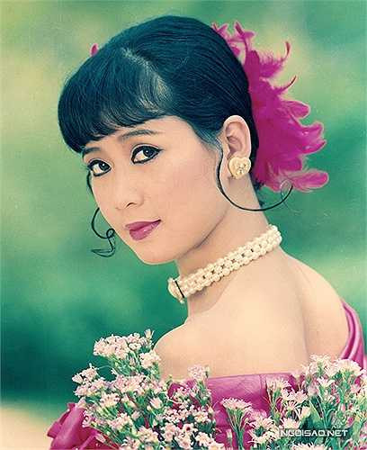 'Nhiều lúc, chụp từ sáng đến 5h chiều, tôi còn thấy mệt nhưng Diễm Hương vẫn cứ nhiệt tình tạo dáng để chụp, không một lời kêu ca. Khi đó, tác phong của cô ấy đã rất chuyên nghiệp', Đoàn Minh Tuấn khen ngợi.