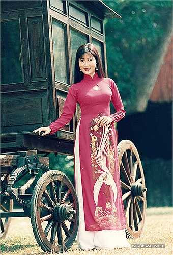 Thông thường, các mỹ nhân dễ bị cho là 'mắc bệnh ngôi sao', riêng Diễm Hương lại hoàn toàn ngược lại. Dù đang là gương mặt đình đám, cách ứng xử của chị luôn làm tất cả mọi người hài lòng.