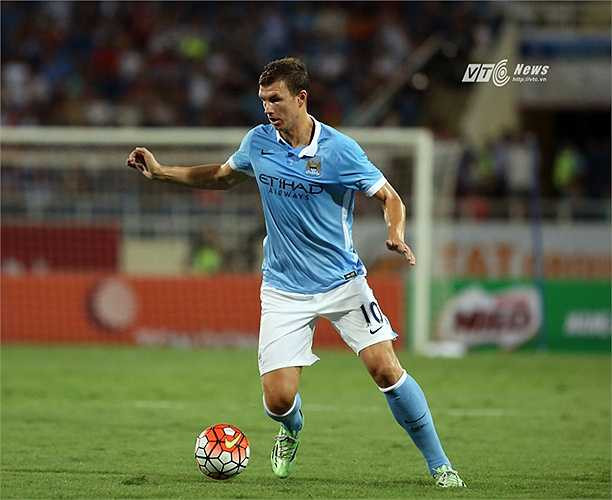 Dzeko chơi những trận đấu cuối cùng trước khi rời Man City? Trước anh, Jovetic đến Việt Nam rồi ngay hôm sau, đáp may bay đến Milan ký hợp đồng với Inter. (Ảnh: Phạm Thành)