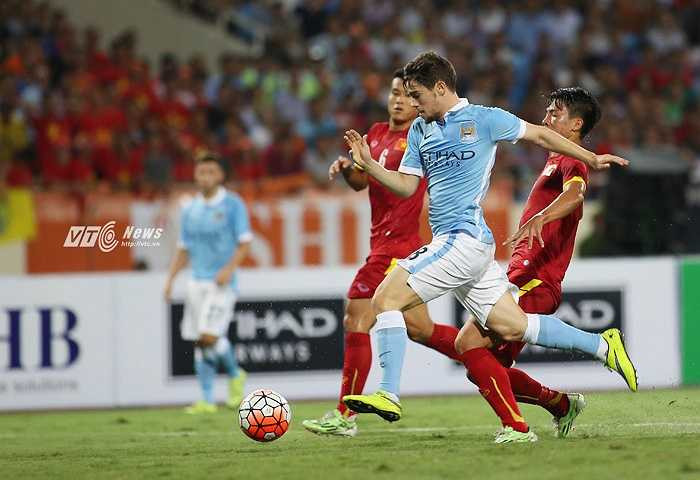 Man City thể hiện quyết tâm giành lại ngôi vô địch Ngoại hạng Anh từ tay Chelsea. (Ảnh: Phạm Thành)