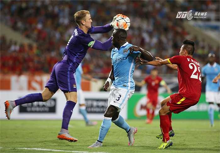 Phía dưới khung thành, Joe Hart chơi trọn vẹn hiệp 1. Anh không cần phải hoạt động quá nhiều song vẫn để lại dấu ấn bởi phong cách thi đấu quý phái kiểu quý ông. (Ảnh: Phạm Thành)