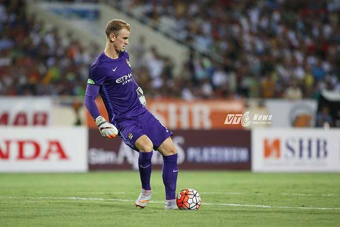 Joe Hart được chọn là người quảng cáo cho áo đấu mới của Man City do Nike thiết kế ở thị trường Việt Nam. Do đó, chơi hay là điều bắt buộc.
