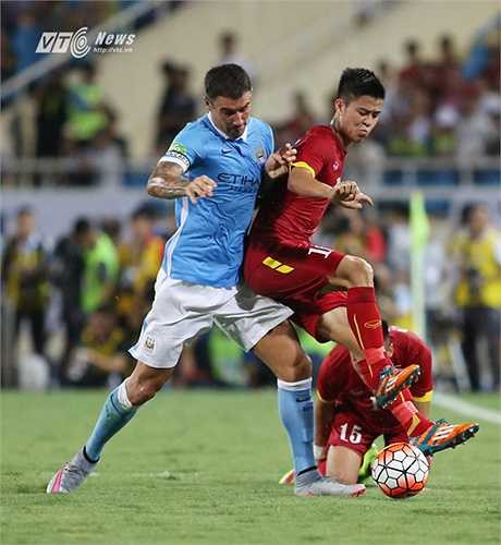 Nike khá tự tin mẫu áo mới sẽ bán chạy ở thị trường Việt Nam bởi nó thực sự trẻ trung với phần cổ cách điệu màu trắng mỏng, khuy được ẩn dưới các đường xẻ. (Ảnh: Phạm Thành)