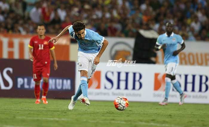 Theo Nike, áo thi đấu mới còn có điểm nhấn là hai sọc trắng chạy dọc theo thân áo, hòa cùng với màu xanh nhẹ nhàng kéo dài xuống đến chiếc quần trắng truyền thống.