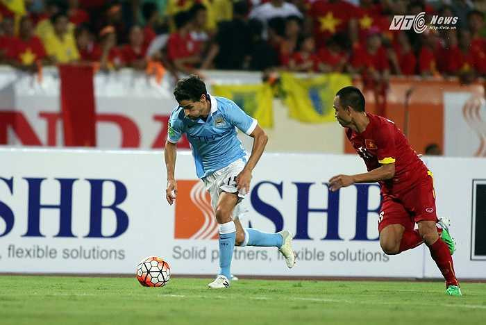 Thật khó để một cầu thủ Việt Nam có thể theo kịp tốc độ của Jesus Navas. (Ảnh: Phạm Thành)