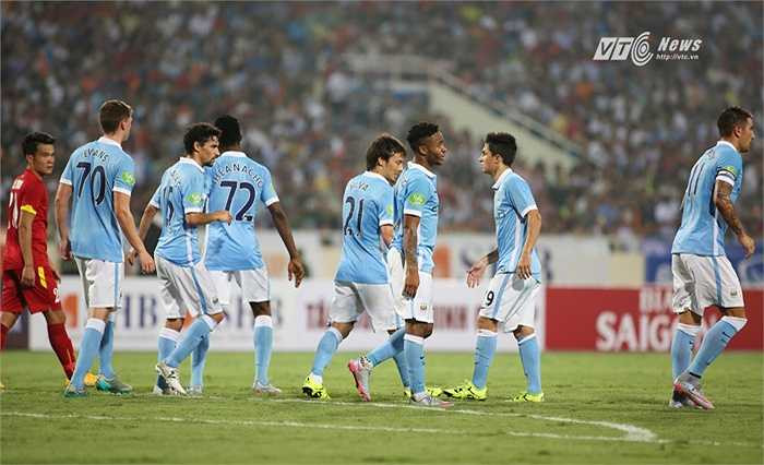 Dàn sao Man City chơi cống hiến, chuyên nghiệp, thực sự làm khán giả Việt Nam cảm thấy mãn nhãn. (Ảnh: Phạm Thành)