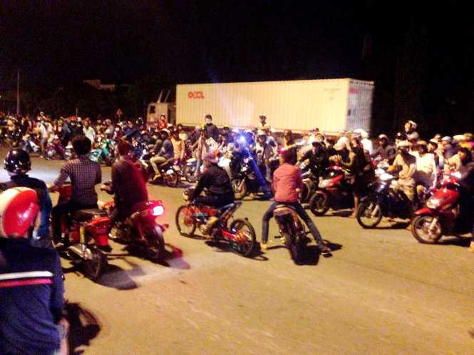 'Quái xế' đi xe 'cọp' quậy tưng bừng quốc lộ trong đêm