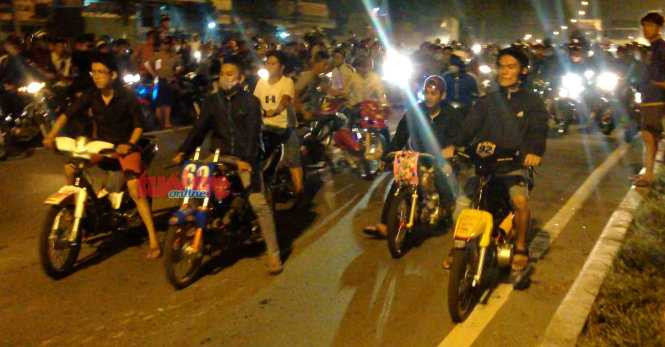 'Quái xế' đi xe 'cọp' quậy tưng bừng quốc lộ trong đêm