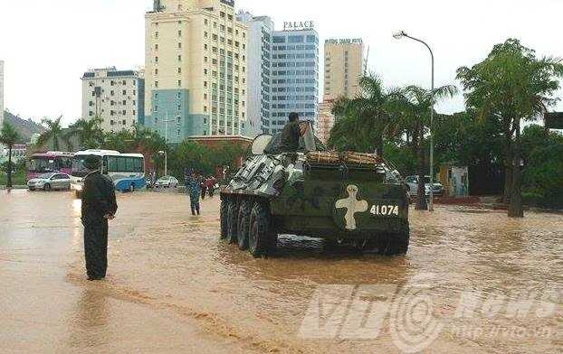 Quân đội sử dụng xe đặc chủng ứng cứu người dân ở Quảng Ninh