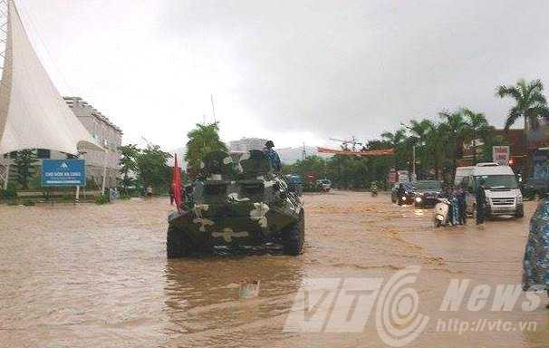 Quân đội sử dụng xe đặc chủng ứng cứu người dân ở Quảng Ninh