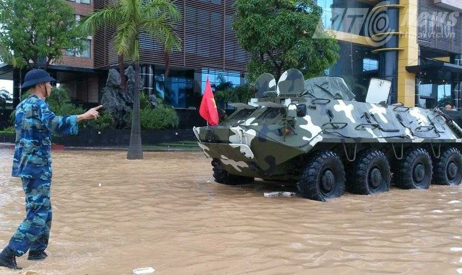 Quân đội sử dụng xe đặc chủng ứng cứu người dân ở Quảng Ninh