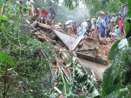 Quân đội sử dụng xe đặc chủng ứng cứu người dân ở Quảng Ninh