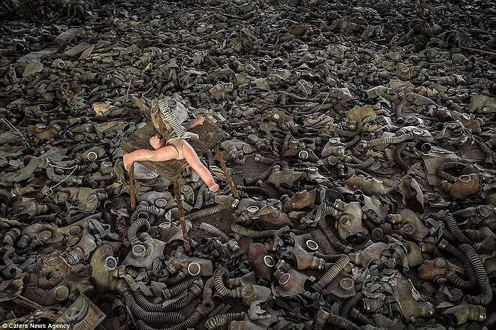 Hàng trăm chiếc mặt nạ phòng độc nằm ngổn ngang trên sàn