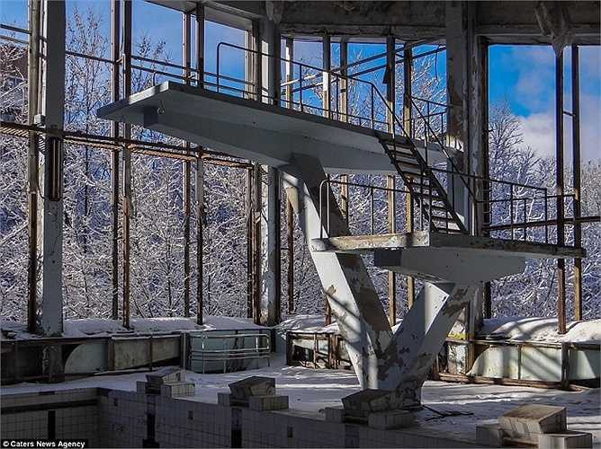 Một bể bơi dành cho công nhân nhà máy và gia đình của họ