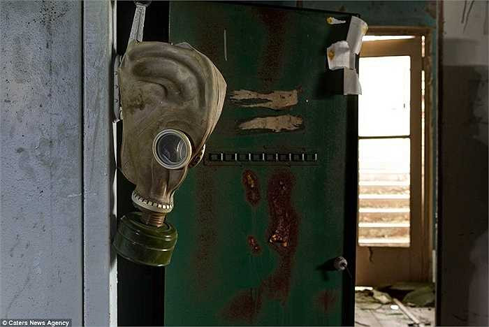 Hình ảnh về ngôi nhà hoang tàn, phòng học la liệt mặt nạ độc vẫn còn đó.