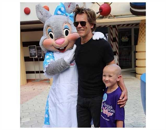 Nam diễn viên Kevin Bacon thăm bệnh nhi. Anh phát động thử thách ăn kem để gây quỹ ủng hộ trẻ em bị bệnh. (Bài:Vũ Khanh. Ảnh: Tổng hợp)