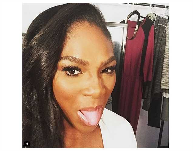Nhà vô địch giải quần vợt Wimbledon - Serena Williams - cũng lè lưỡi chụp hình giống Miley trong hậu trường quảng cáo.