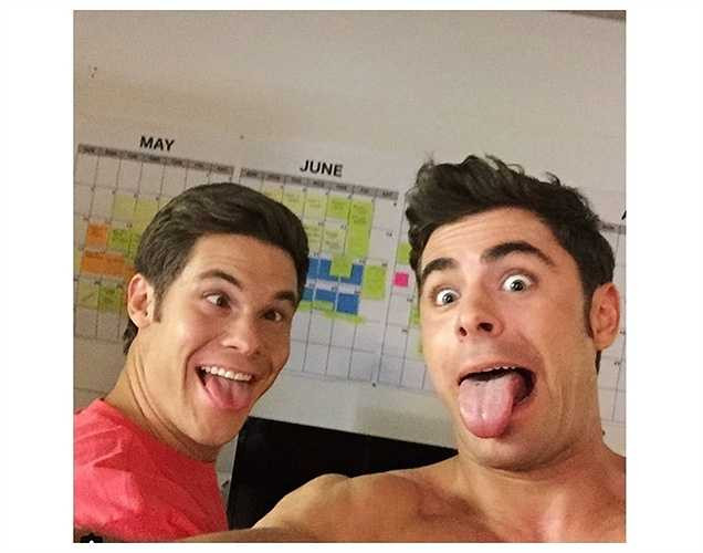 Zac Efron chụp hình ‘tự sướng’ hài hước.