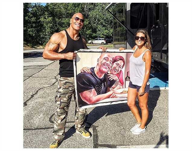 ‘The Rock’ thích thú khi được nữ nghệ sĩ trẻ tặng tranh.