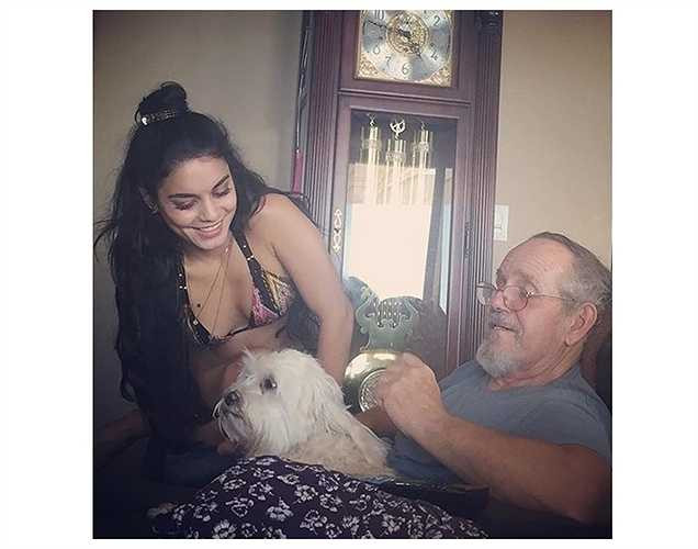 Vanessa Hudgens khoe ảnh cùng bố chơi đùa với chú cún cưng.