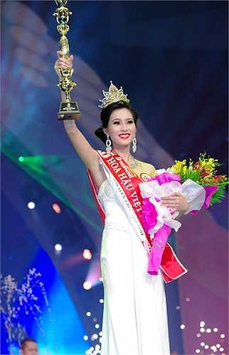 Đặng Thu Thảo đăng quang ngôi Hoa hậu Việt Nam 2012 ở tuổi 19. 