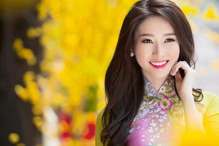 Nhan sắc của cô cũng được đánh giá là hoàn hảo, không chút tì vết. 