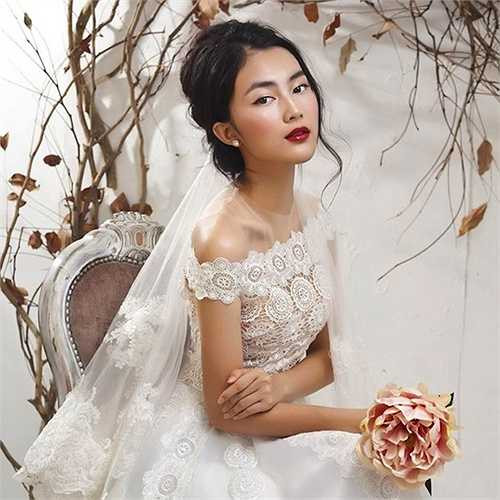 Helly Tống tên thật là Tống Khánh Linh, sinh năm 1995 