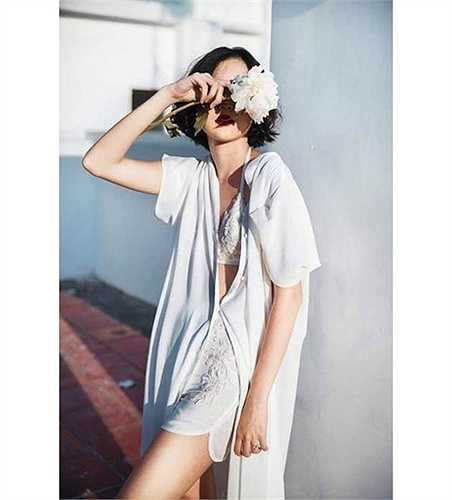 Không phải là người mẫu chuyên nghiệp nhưng Hải Tú diễn xuất rất tự nhiên trước ống kính 