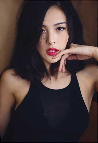 Cô liên tục được các nhà mốt tin dùng cho những bộ hình thời trang đòi hỏi vẻ đẹp nữ tính, bay bổng 