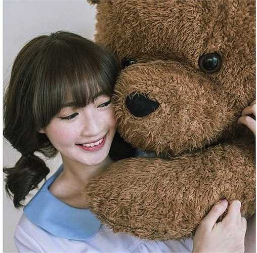 Thế mạnh của cô gái 22 tuổi là gương mặt tươi sáng và nụ cười hiền hòa 