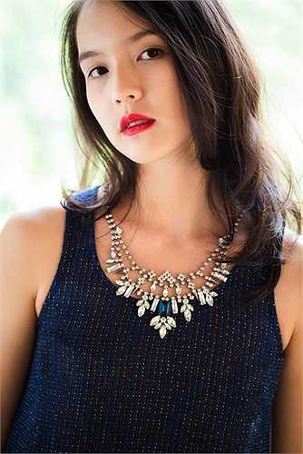 Cô hiện đang là học sinh cấp 3 trường quốc tế Pháp 