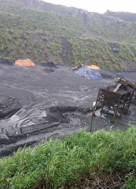 Bất chấp mưa lớn, người dân Quảng Ninh vẫn lội suối vớt than