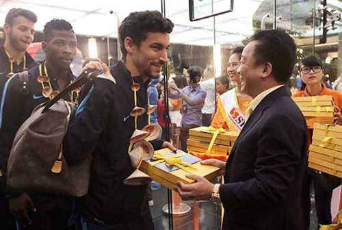 Bầu Hiển tặng quà cho các cầu thủ Man City