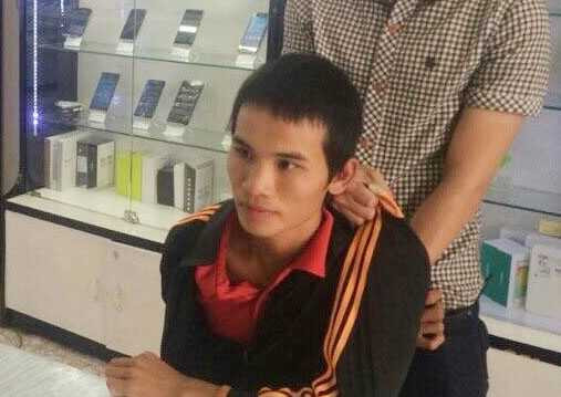 Chặn xe, ép cô gái vào bìa rừng hiếp dâm trong đêm