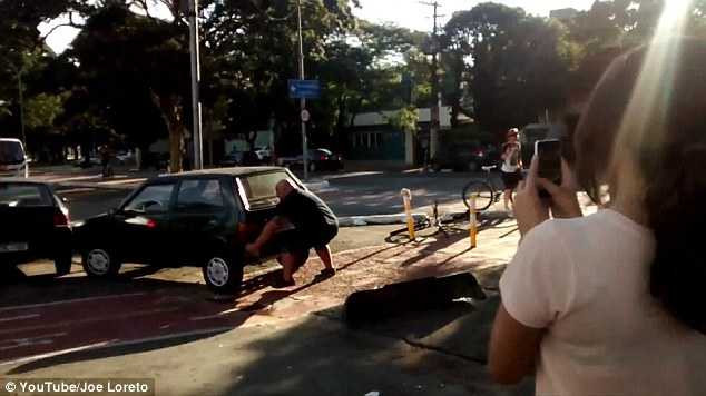 Choáng váng trước sức mạnh của 'thanh niên đi xe đạp khỏe nhất hành tinh'