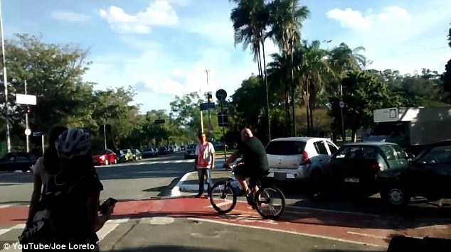 Người đàn ông đạp xe đạp khỏe nhất hành tinh