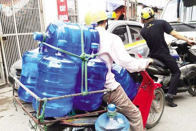 Dân thức canh đêm hứng từng xô nước sạch giữa thủ đô