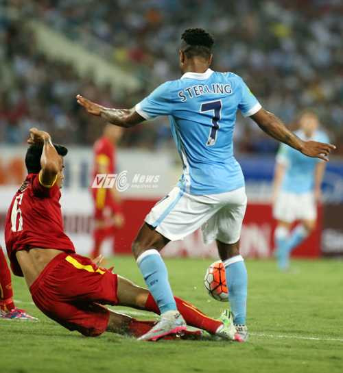 Một pha vào bóng thô bạo của cầu thủ Việt Nam dành cho cầu thủ đắt giá nhất nước Anh (Ảnh: Phạm Thành)