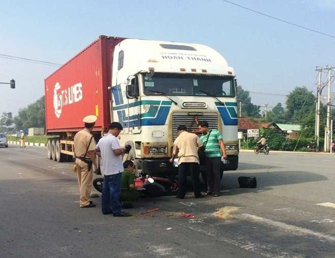 Hai vợ chồng già bị xe container kéo lê hàng chục mét