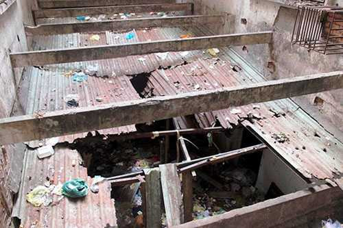 Mái tôn mục nát, tiêu điều.