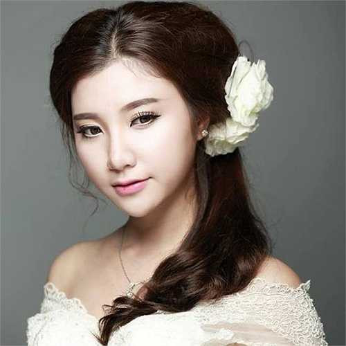 Hiện trang cá nhân facebook của cô có trên 222.000 lượt người theo dõi.