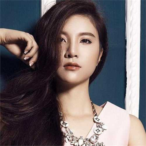 Hiện tạo, cô còn là một diễn viên.