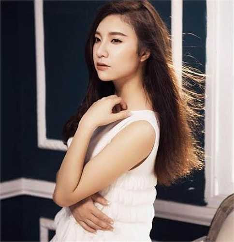 Hot girl từng đạt Giải nhất Giai Điệu Tuổi Hồng toàn quốc, giải Nhất 'Sao sắp sáng' do Fanta tổ chức, giải Nhất 'Những đôi bạn thân thiết' của báo Hoa học trò, giải Miss Nice của Yan, giải Miss Imusic & Miss Tài năng của Miss Teen 2008.