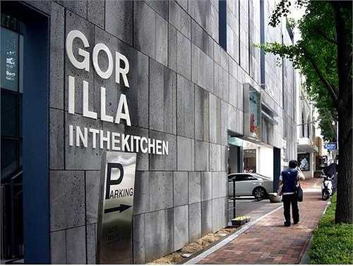 Ông chủ nhà hàng ẩm thực xuyên quốc gia Ngoài kinh doanh giải trí, ngôi sao sinh năm 1972 còn là ông chủ của một loạt nhà hàng sang trọng khác ở Hàn Quốc như Smart Kitchen, phòng trà Tea Loft và cửa hàng dành cho người ăn kiêng mang tên Gorilla In the Kitchen ở khu Gangnam, Seoul.