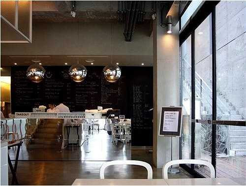 Smart Kitchen mở từ năm 2005 phục vụ đồ ăn châu Âu. Trong khi phòng trà Tea Loft mang đặc phong cách truyền thống Hàn Quốc đặt tại trung tâm buôn bán Lotte Department Store, Seoul. Năm 2006 Bae Yong Joon từng mở nhà hàng ẩm thực Hàn Quốc Gosireh ở Nhật Bản, trong đó có món đặc sản kim chi. Chỉ trong một năm, thu nhập từ nhà hàng này mang lại cho Bae Yong Joon số tiền 9,2 tỉ won (181 tỷ đồng).