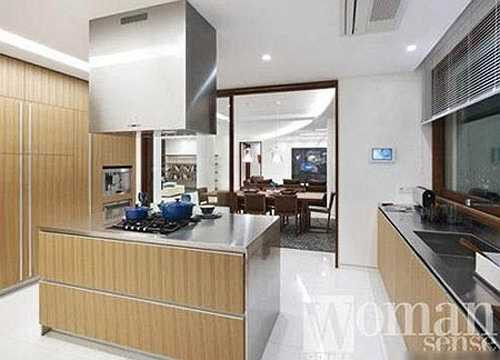 Tại đây có biệt thự tư gia của Chủ tịch hội đồng quản trị kiêm Giám đốc điều hành tập đoàn Huyndai là Hyun Jeong-Eun và nhà khách của Huyndai. Đi bộ khoảng 5 phút từ biệt thự của Bae Yong Joon là khu dinh thự gia đình nổi tiếng của ông chủ tập đoàn Samsung. Hơn nữa, dân cư ở đây được cho là không hoan nghênh sự có mặt của giới nghệ sĩ đến ở khu vực này.