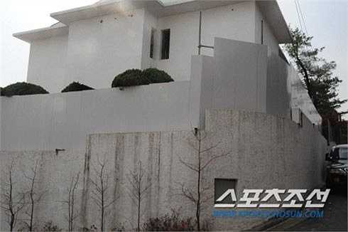 Ngoài ra, biệt thự của Bae Yong Joon cũng gần với khu vực đại sứ quán các nước, trong đó có dinh thự ĐSQ Nhật Bản và ĐSQ Iraq. Biệt thự hai tầng sơn màu trắng được xây tường quây kín, toát lên sự sang trọng và nổi bật hơn hẳn so với những dinh thự xung quanh. Kiến trúc bên trong cũng được thiết kế hết sức trang nhã, sang trọng.