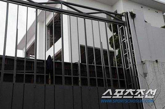 Trong suốt năm 2009, tài tử 43 tuổi đã nghe ngóng và tìm hiểu về bất động sản, giá nhà đất... ở Seoul, cuối cùng anh chọn Seongbuk-dong làm nơi xây tổ ấm và chính thức ký hợp đồng mua nhà vào ngày 29.7.2010.