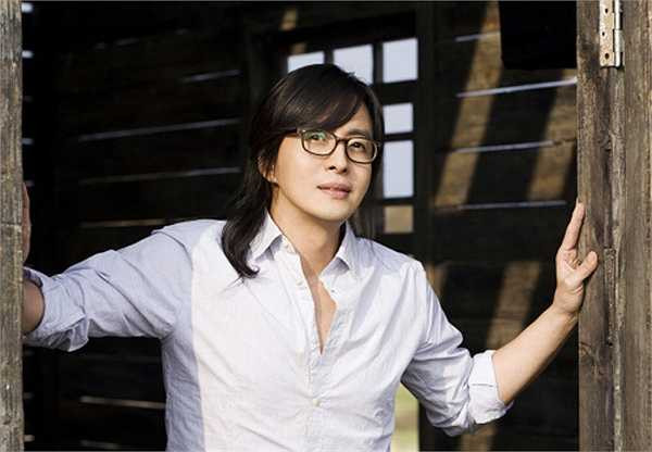 Tháng 2.2006, công ty BOF của Bae Yong Joon cùng Softbank Hàn Quốc và IMX đầu tư 13,2 tỉ won (242 tỉ đồng) thành lập Keyeast. Bae Yong Joon bỏ ra 9 tỉ won (165 tỉ đồng), chiếm 37,5% cổ phần, trở thành cổ đông lớn nhất của công ty. Keyeast ngoài đầu tư vào người quản lý sao, sản xuất phim, mà còn có kênh truyền hình riêng, mạng mua sắm cùng nhiều lĩnh vực khác. Keyeast hiện sở hữu hơn 30 diễn viên ca sĩ nổi tiếng như 'trai đẹp ngoài hành tinh' Kim Soo Hyun, ca sĩ diễn viên Kim Hyun Joong, người đ